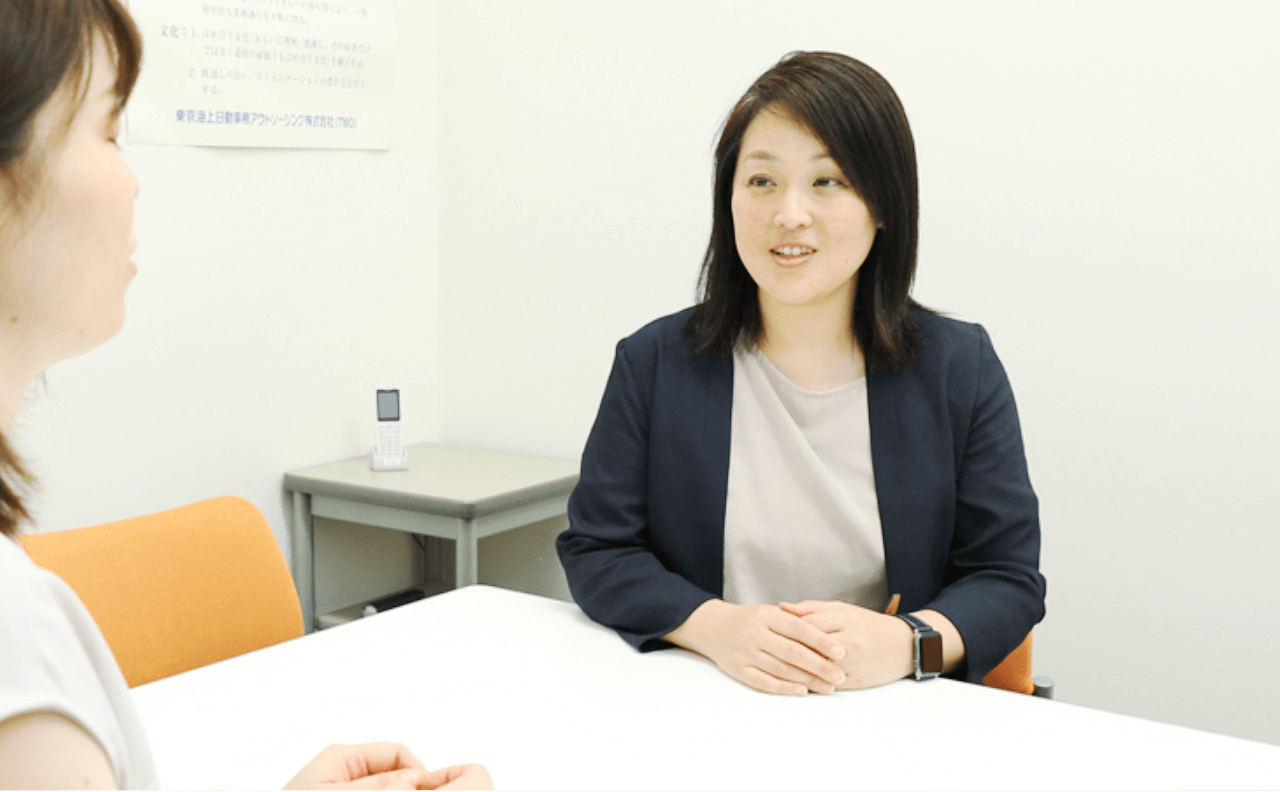 本社 人事総務部 川村理子 01
